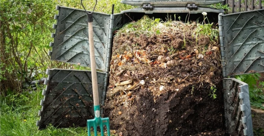 Ako správne kompostovať? Na jeseň záhrada poskytuje hromady materiálu